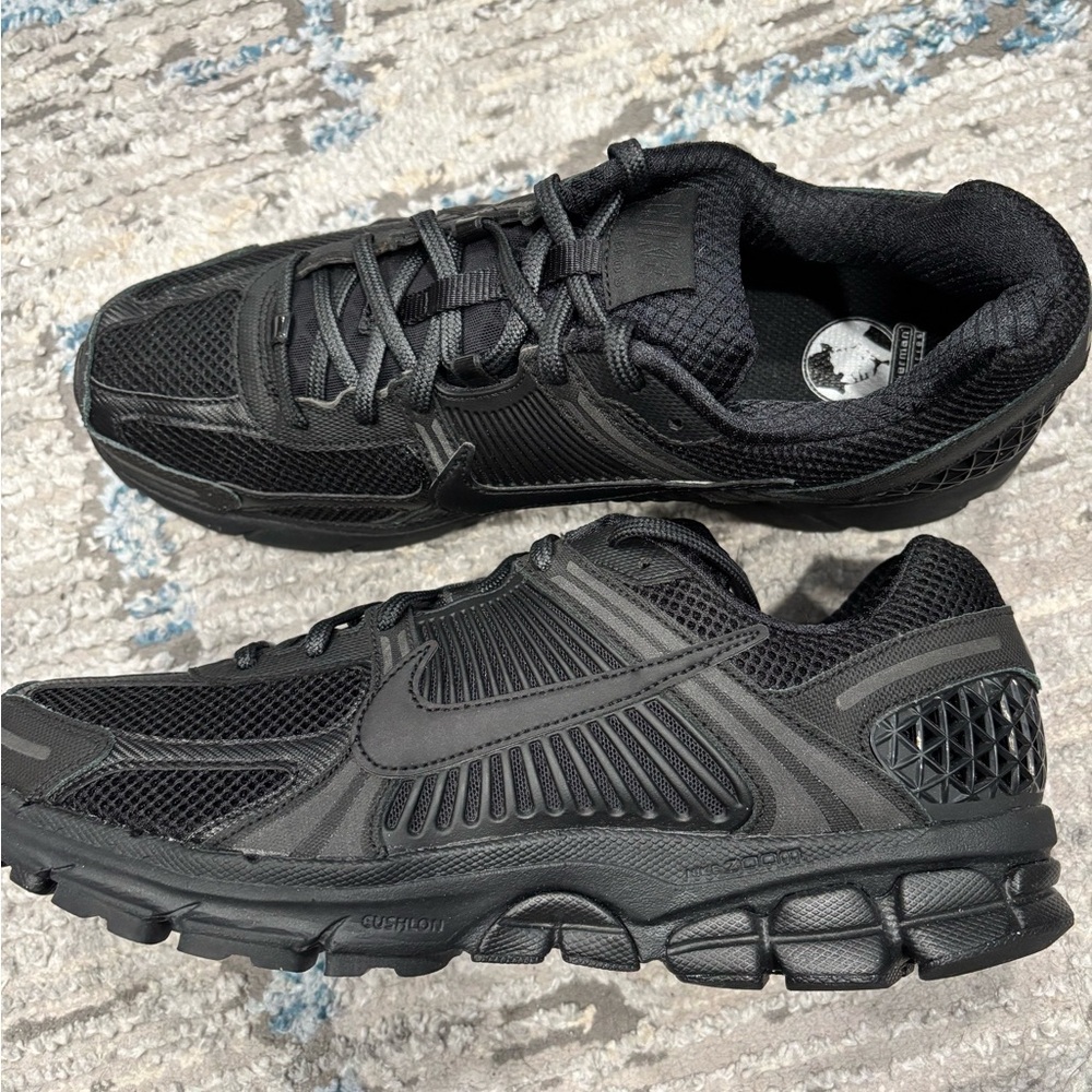 Nike Black Vomero 5